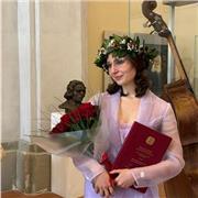 Lezioni di Pianoforte (classico e moderno), teoria e solfeggio. Laureata con Biennio specialistico in Pianoforte